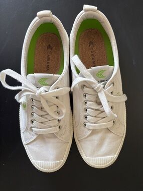 Cariuma White Canvas Sneaker
